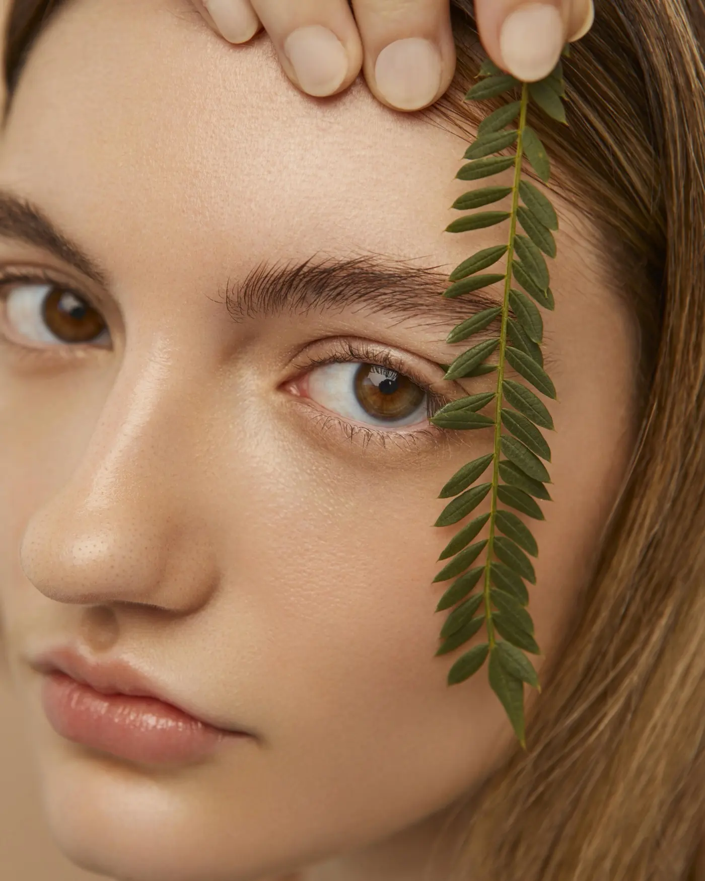 Close-up do rosto de uma mulher em que se vê a sobrancelha com fios íntegros e bem definidos, referência de estrutura buscada na reconstrução