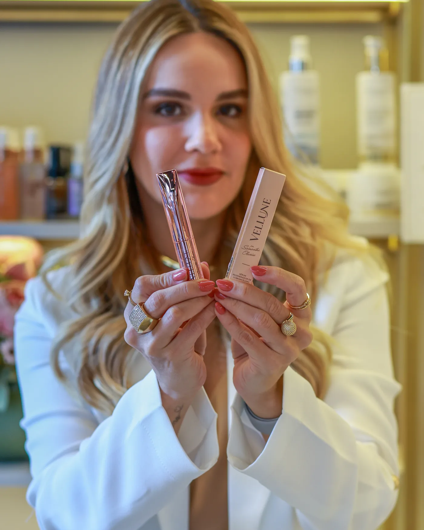 Samanttha, especialista em micropigmentação paramédica e Ultraformer, no espaço de atendimento do Instituto Allure